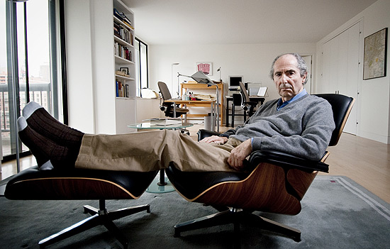 O escritor americano Philip Roth, em seu apartamento, no bairro de Upper Side, em Manhattan