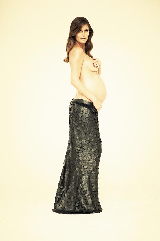 A modelo Carol Francischini posa para o site "FFW", aos oito meses de gravidez