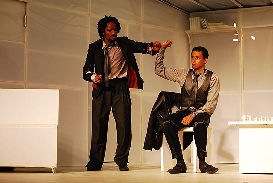 Flavio Bauraqui e Aldri Anunciação em cena da peça "Namíbia Não!", dirigida por Lázaro Ramos