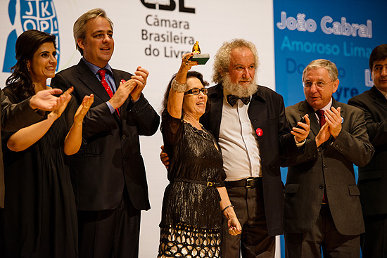 Stella Maris Rezende (centro) - Vencedora da categoria Juvenil e Livro do ano ficção