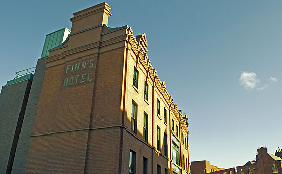 Lateral do Finn's Hotel