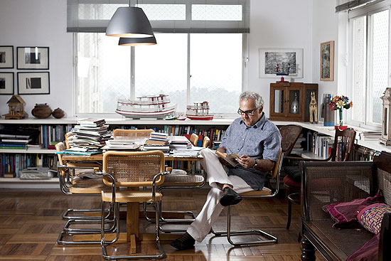 O escritor amazonense Milton Hatoum em seu apartamento em Pinheiros