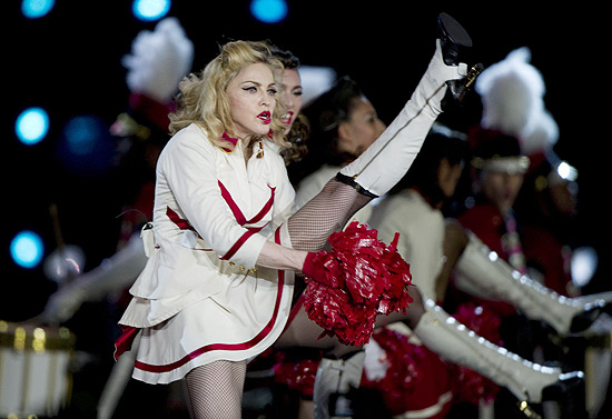Madonna durante show da turnê "MDNA" na Colômbia 