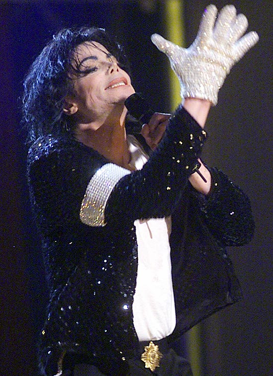 Michael Jackson e sua famosa luva cravejada de cristais durante show em Nova York