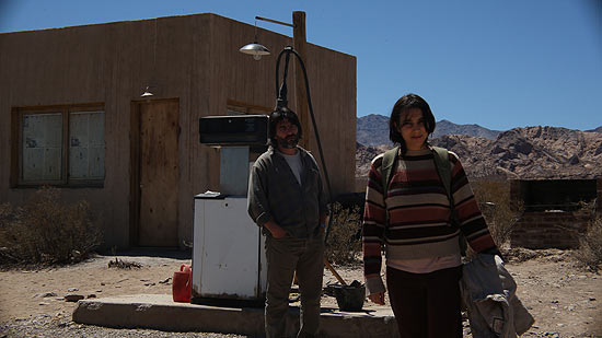 Csar Troncoso ( esq.) e Fernanda Moro em cena do filme 'A Oeste do Fim do Mundo', que concorre na categoria de filmes latino-americanos