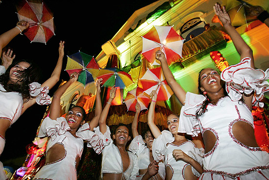 Passistas de frevo dancam na abertura do carnaval de Olinda-PE de 2012, em frente a prefeitura da cidade