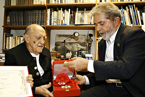Em 2007, o presidente Lula entrega a Niemeyer a medalha da Ordem do Mérito Cultural, na classe Grã-Cruz, em MG