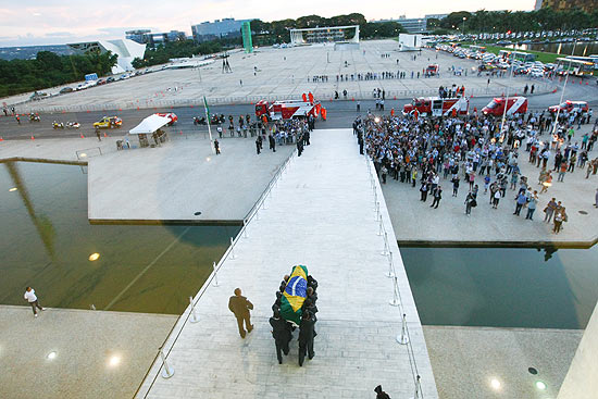Corpo do Arquiteto Oscar Niemeyer deixa o Palácio do Planalto após velório