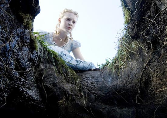 Mia Wasikowska em cena de "Alice no País das Maravilhas", de Tim Burton, lançado em 2010