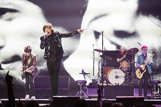 Ronnie Wood, Mick Jagger, Charlie Watts, e Keith Richards, os Rolling Stones, se apresentam no Barclays Center, em Nova York