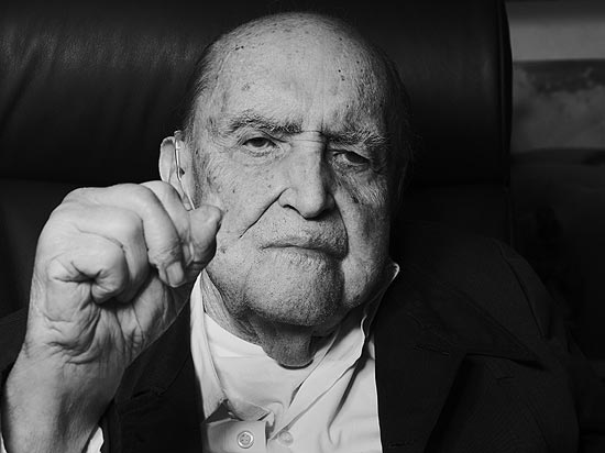 Oscar Niemeyer posa para a fotografa Paula Klien, em julho de 2012, aos 104 anos