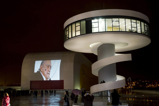 Vista do Centro Cultural Niemeyer, em Avils, na Espanha