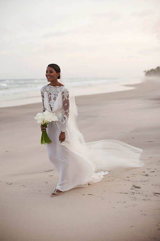 A modelo Emanuela de Paula no dia do seu casamento, no sul da Bahia