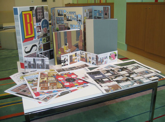 A caixa e os itens de "Building Stories", livro composto de 14 partes que podem ser lidas aleatoriamente