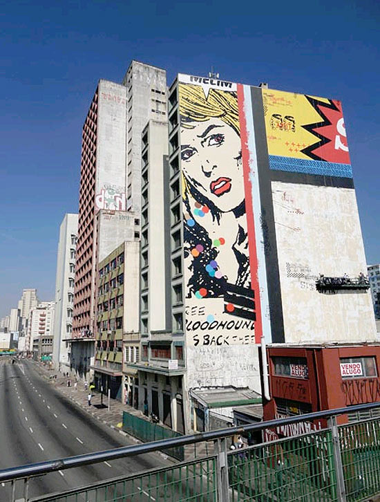 Mural criado pelo artista Daniel Melim em prdio da avenida Prestes Maia, no centro de So Paulo; campanha quer manter obra por mais um ano 