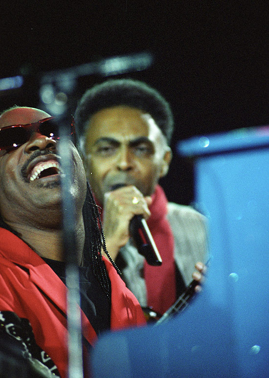 Steve Wonder e Gilberto Gil durante apresentação em São Paulo, em 1995