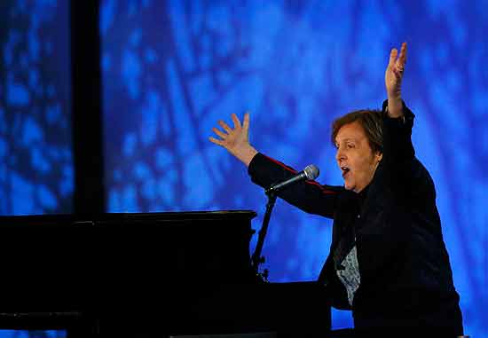 Paul McCartney durante show na cerimnia de abertura das Olimpadas de Londres