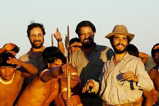 João Miguel, Felipe Camargo e Caio Blat em cena de 'Xingu'