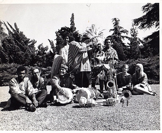 Moacir Santos (centro) com sua big band, em Los Angeles, na dcada de 1970