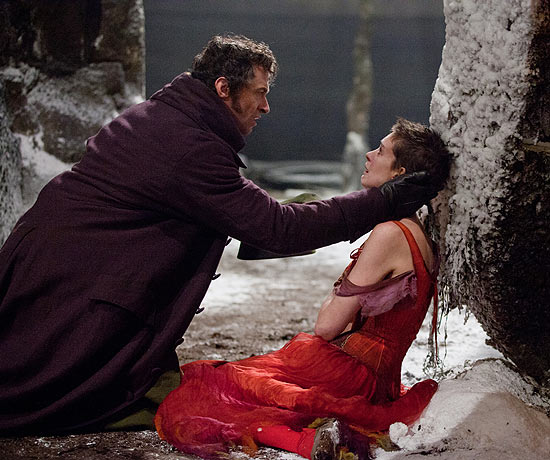 Hugh Jackman e Anne Hathaway em cena de "Os Miserveis"