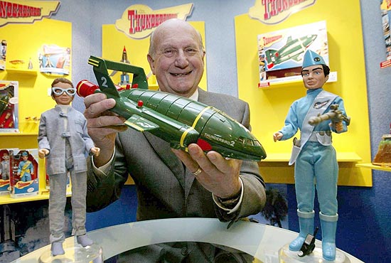Gerry Anderson posando com brinquedos inspirados na série "Thunderbirds"