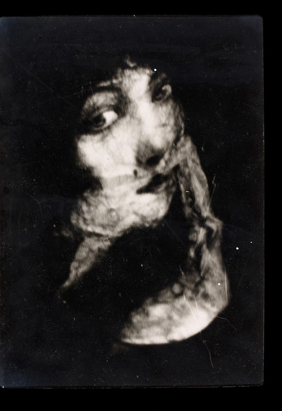 Ectoplasma sai da boca de mulher em sesso medinica de 1918