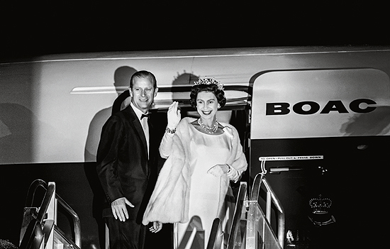 A rainha Elizabeth 2 e o prncipe Philip acenam da porta do avio real ao final de uma visita oficial a pases do Caribe