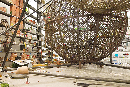 Detalhes dos objetos quebrados durante a performance "O Globo da Morte de Tudo", de Nuno Ramos e Eduardo Climachauska, na galeria Anita Schwartz, no Rio