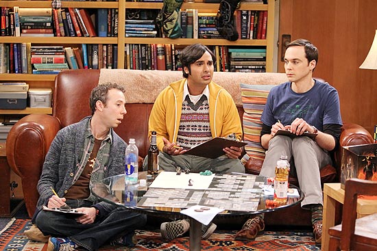 Stuart (Kevin Sussman), Raj (Kunal Nayyar) e Sheldon (Jim Parsons), na série "Big Bang Theory", da Warner