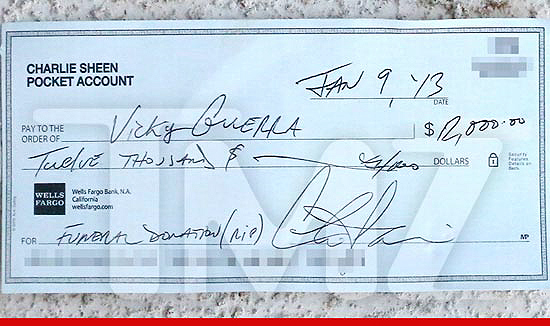 Charlie Sheen doa cheque para famlia de paparazzo morto ao tentar fotografar Justin Bieber