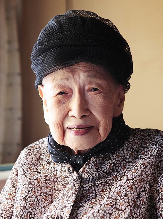 A poeta japonesa Toyo Shibata, que começou a escrever poemas aos 92 anos
