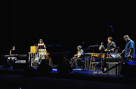 Grupo em show de lanamento do CD "Uakti Beatles" no Palcio das Artes, em Belo Horizonte, em novembro