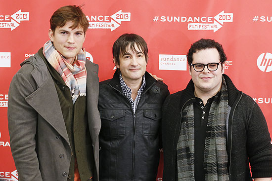 Ashton Kutcher (esq.) ao lado do diretor Joshua Michael Stern e de seu colega em "jOBS" Josh Gad no Festival de Cinema de Sundance