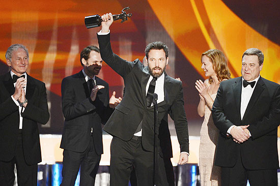 Ben Affleck comemora o prêmio do sindicato dos atores, vencido pelo elenco de seu "Argo"