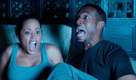 Essence Atkins (Kisha) e Marlon Wayans (Malcolm) em cena de "Inatividade Paranormal"