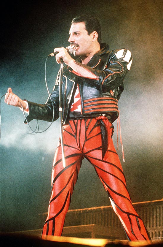 O cantor Freddie Mercury em show do Queen em Sidney, na Austrália, em 1985