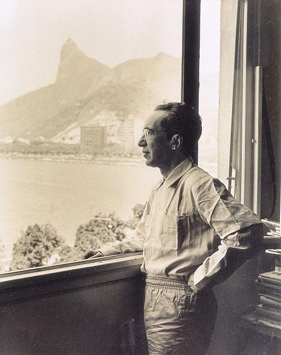 O crtico literrio lvaro Lins observando a vista da Baa de Guanabara, no Rio de Janeiro