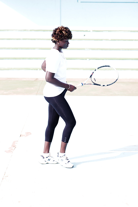 Sabrina Camara, treinadora profissional no Shamian Tennis Courts, em imagem do livro 