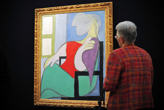 Homem observa quadro de Picasso, vendido nesta tera (5) por cerca de R$ 89 milhes 