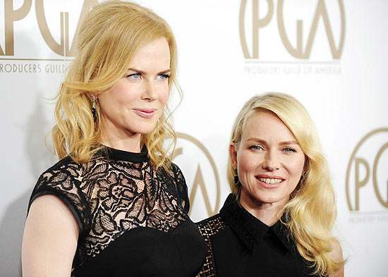 As atrizes Nicole Kidman (esq.) e Naomi Watts durante uma premiao em Beverly Hills