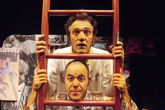 Domingos Montagner (no alto) e Fernando Sampaio em cena da peça "À La Carte"