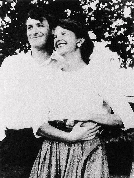 Os poetas Ted Hughes e Sylvia Plath, recm-casados em 1956