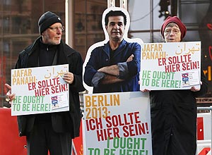 Manifestantes seguram mensagens de apoio ao diretor iraniano Jafar Panahi no Festival de Berlim