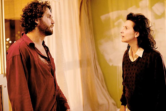 dgar Ramrez e Juliette Binoche no drama francs "De Corao Aberto", da diretora Marion Laine