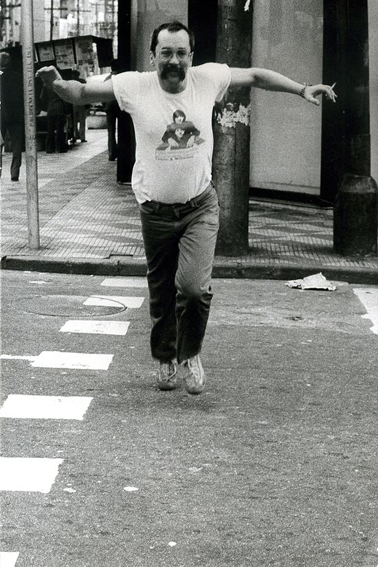 Paulo Leminski nas ruas de São Paulo em foto de 1983