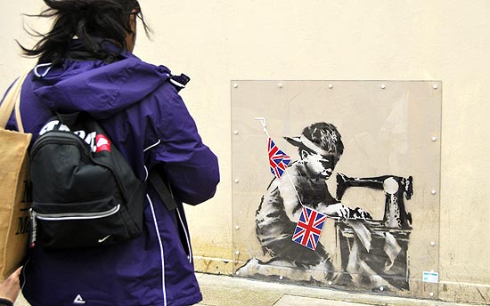 Obra do artista de rua britnico Banksy, roubada de uma rua em Londres e que agora  leiloada em Miami