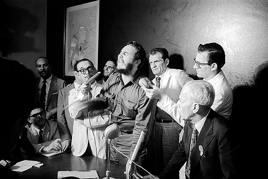 Fidel Castro (centro) no Rio de Janeiro, em foto de 1959 que est na exposio