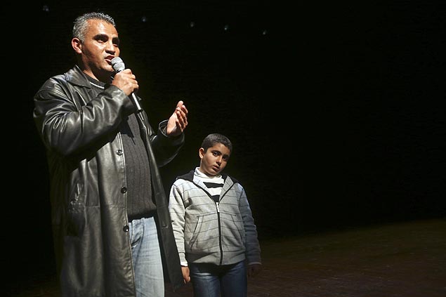 Ao lado do filho, Gibreel, o diretor Emad Burnat fala sobre "5 Broken Cameras" aps exibio em Ramallah, na Cisjordnia