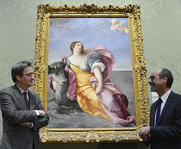 Nicholas Penny (esq.), diretor da National Gallery, e Stephen Deuchar, diretor do fundo de arte, exibem uma das pinturas barrocas doadas por Sir Denis Mahon 