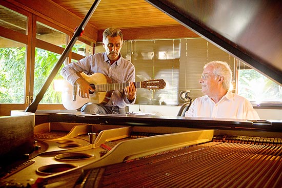 Guinga, com o violo, e Hime, na casa do pianista, no Jardim Botnico, no Rio